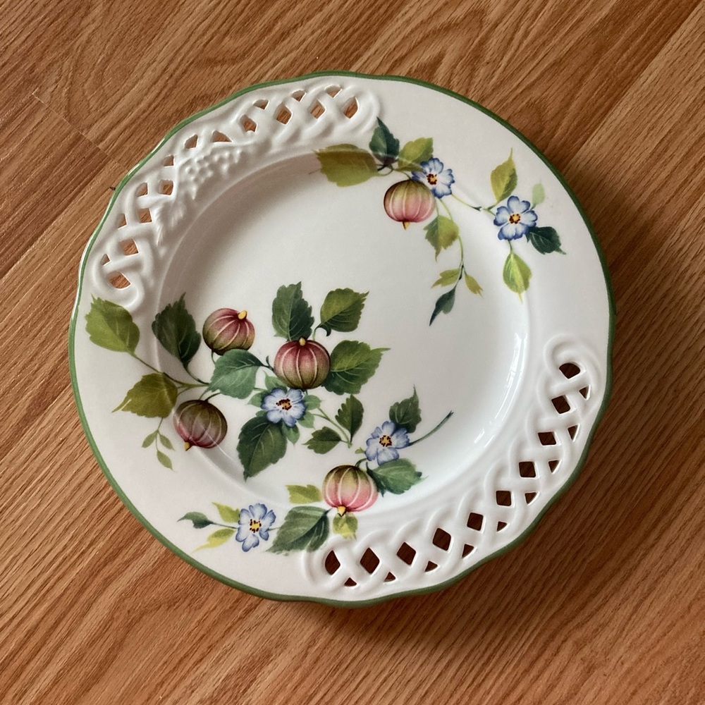 Brunelli "Tiffany" Dinner Plate - 10 1/2 Inch Berries/Flowers/Vines